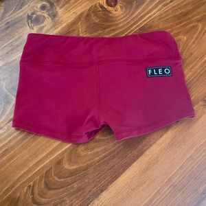 Maroon colored Fleo size medium!
